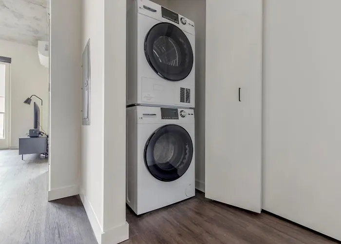 River North 1br W Yoga Nr Riverwalk Chi-1036