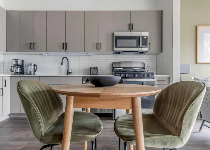 River North 1br W Yoga Nr Riverwalk Chi-1036